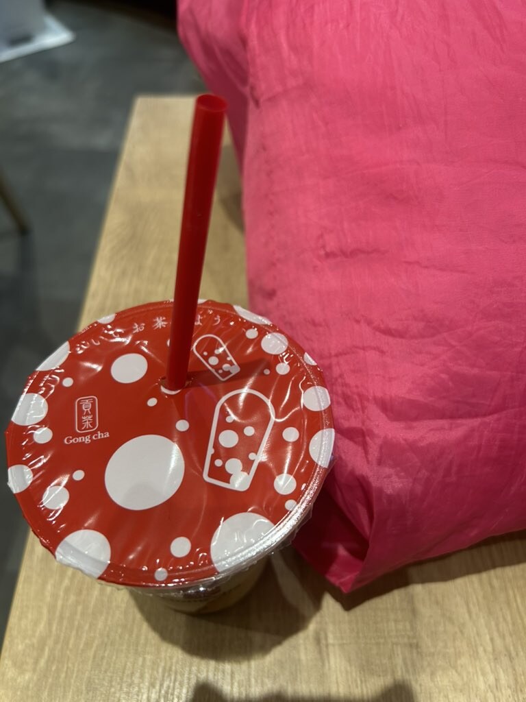 あこのブログ写真「ゴンチャのラベル（？）の部分が赤い水玉で嬉しい今日この頃」